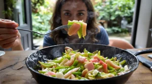 Elle fissure les fondations et détruit les canalisations : pourtant, chaque printemps, on la cuisine