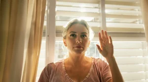 Faut-il fermer complètement ses volets ou laisser les fentes ouvertes pour créer un courant d&rsquo;air en pleine canicule ?