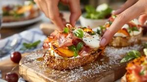 Vous ne servirez plus l’apéro sans ces bruschettas burrata, pêches grillées et jambon cru
