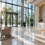 Hall d’entrée moderne avec vitres d’immeuble impeccablement propres