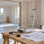 Intérieur de maison en cours de rénovation avec plans et outils